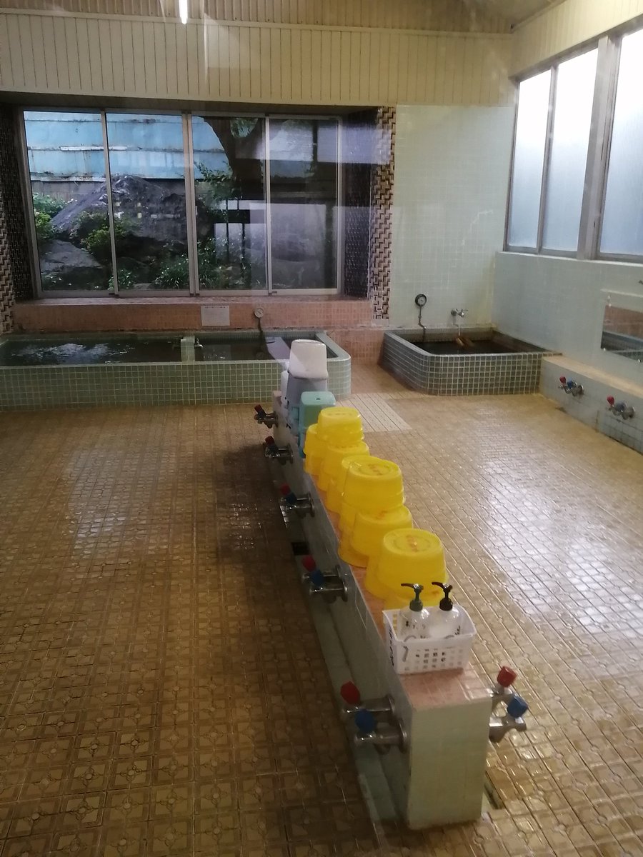 verdyamaga's tweet photo. （松本銭湯①）最近、近所の銭湯にはまってます。疲れを癒すにははやり熱いお湯につかることですね～。昭和16年開業。今年で創業79年目。こういうレトロな"お風呂"なくならないでほしい。番台の店主？にお願いして写真を撮らせてもらいました。#松本銭湯　#癒し https://t.co/qzyyxslZBh