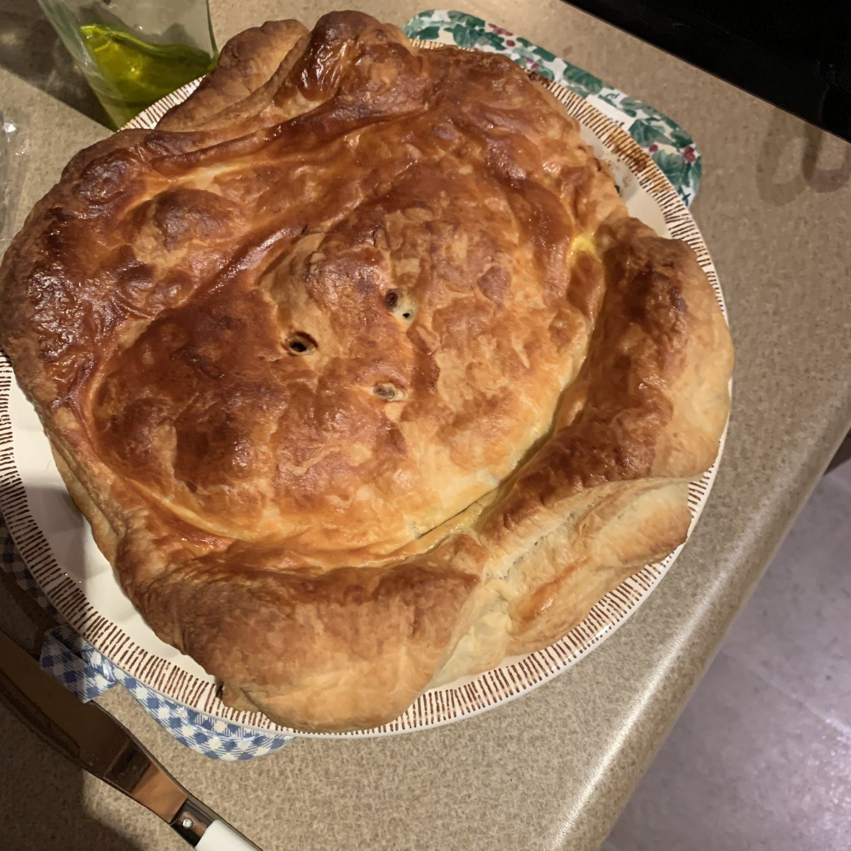 HorsegirlLisa's tweet photo. Lord John Grey beef and mushroom pie, cranachan for dessert and Isolation Sour to drink. Yummy dinner. Wish we were back in Scotland. #Outlanderkitchen #Scotland @SamHeughan @Writer_DG https://t.co/8T0zZOFiqP