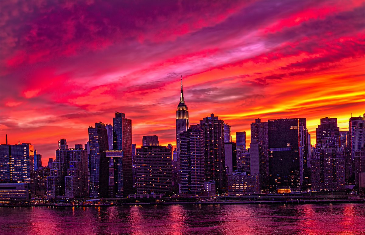 isardasorensen's tweet image. Gorgeous sunset skies afire tonight in #NYC.
