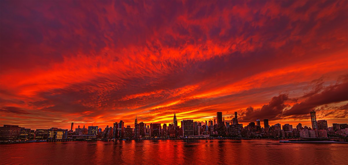 isardasorensen's tweet image. Gorgeous sunset skies afire tonight in #NYC.