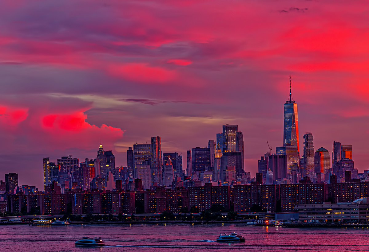 isardasorensen's tweet image. Gorgeous sunset skies afire tonight in #NYC.