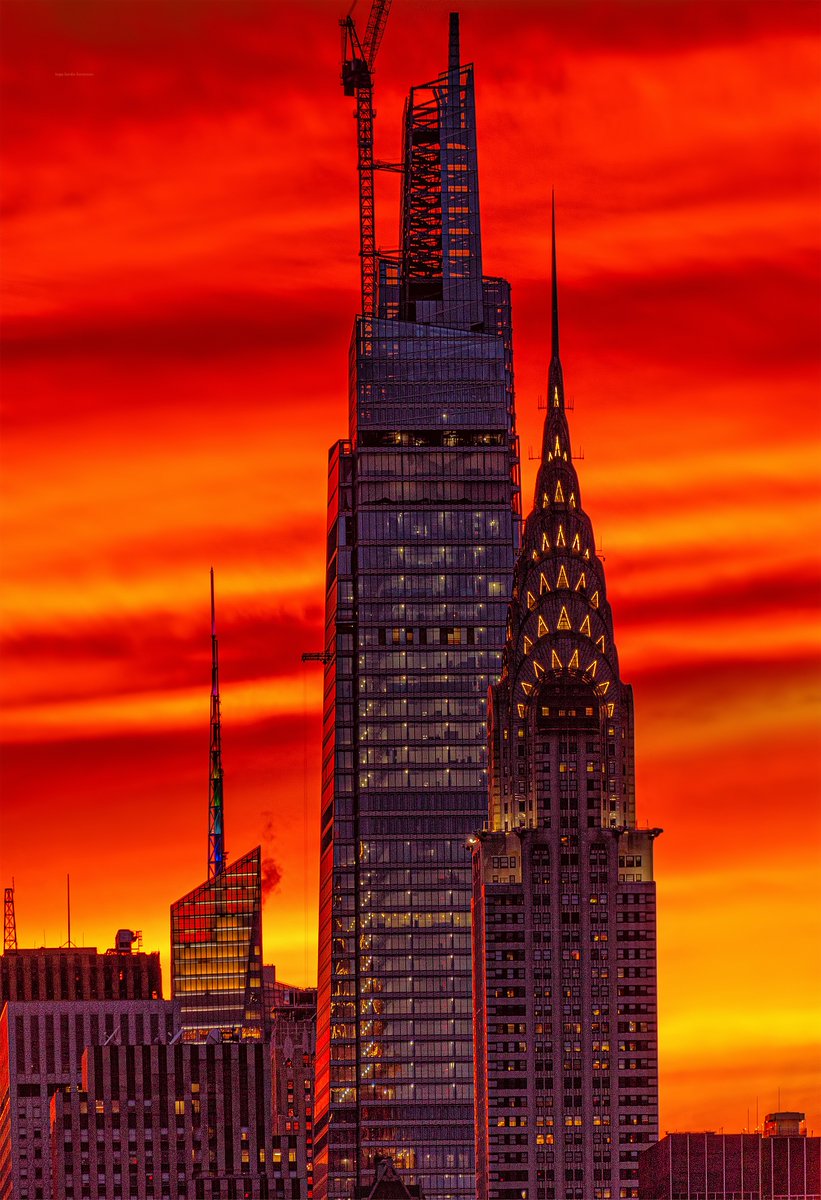 isardasorensen's tweet image. Gorgeous sunset skies afire tonight in #NYC.