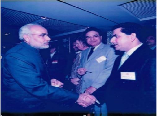 Raju Sabnani handles financing & campaigning for BJP from China & HK.Here's Modi meeting him during his HK visit in 2002 - SAME YEAR Sabnani was arrested on terror charges. In 2015, Sabnani met Modi in Shanghai & his daughter "donated" 1 lakh to Clean Ganga campaign.(2/9)