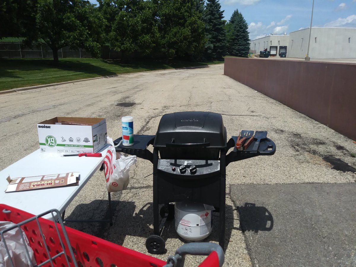 AnneAugustyn's tweet photo. Suns out grills out!! A little team appreciation on this hot summer day☀🍔 🔥
@SLyonsT0834 @LeoGreenT0834 @staceypartida @megan_cappelen https://t.co/6CSJlUT0d2