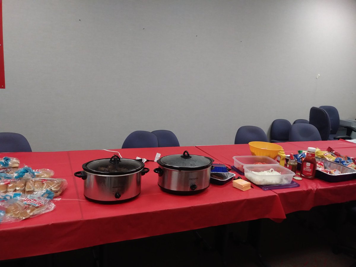 Suns out grills out!! A little team appreciation on this hot summer day☀🍔 🔥
<a href="/SLyonsT0834/">Stephanie Lyons</a> @LeoGreenT0834 <a href="/staceypartida/">staceypartidaT0834</a> @megan_cappelen