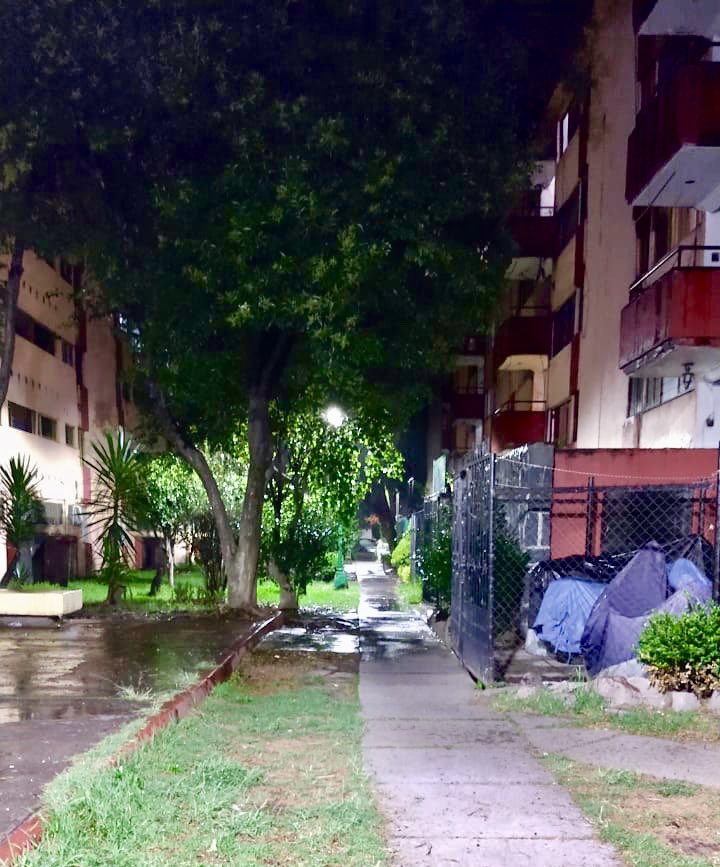 Comparto con ustedes imágenes de la nueva iluminación en pasillos y andadores de la Unidad Habitacional Lindavista Vallejo. No descansaremos hasta transformar las luminarias de toda la unidad.

#IluminemosNuestraAlcaldía