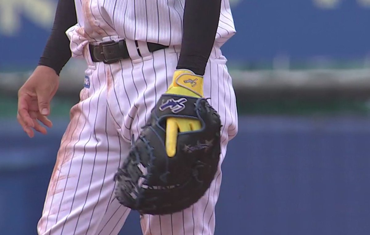 昨日、プロ入りして初めてファーストを守った鳥谷選手 気になるミット