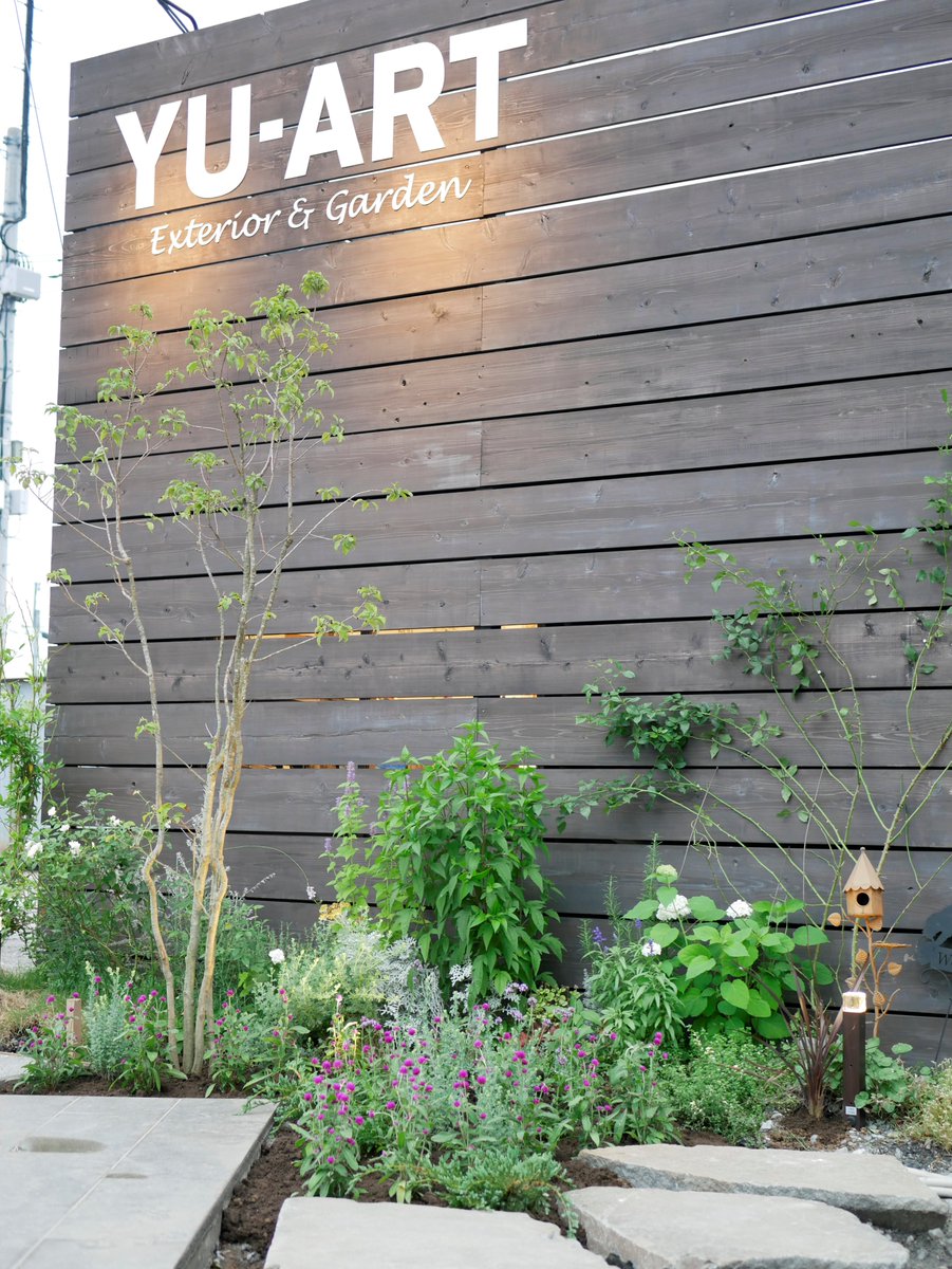 ユーアート Twitterren ユーアートショップの庭工事が進んでおります 植栽と照明を入れてお庭らしくなってきました 庭 ガーデン ユーアート 外構 エクステリア 樹木 シンボルツリー ライトアップ 植物 植栽 庭工事 フェンス 駐車場 飛び石 アナベル
