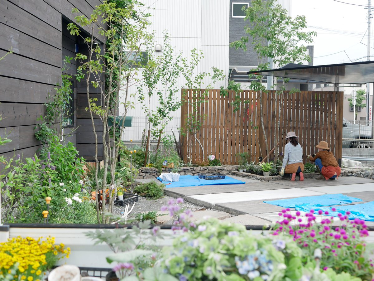 ユーアート ユーアートショップの庭工事が進んでおります 植栽と照明を入れてお庭らしくなってきました 庭 ガーデン ユーアート 外構 エクステリア 樹木 シンボルツリー ライトアップ 植物 植栽 庭工事 フェンス 駐車場 飛び石 アナベル