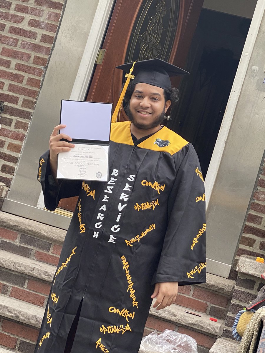 Holmes_Edu's tweet photo. (Too much to post but here are some highlights) Graduates couldnโt come to us .... so we took Graduation to them!!! COVID Seniors Caravan Parade @ResearchHigh #covidseniors #Graduation2020 #youcrew https://t.co/3R3MQ7lsYv