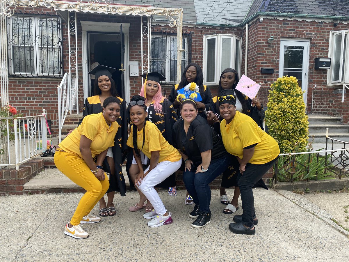 Holmes_Edu's tweet photo. (Too much to post but here are some highlights) Graduates couldnโt come to us .... so we took Graduation to them!!! COVID Seniors Caravan Parade @ResearchHigh #covidseniors #Graduation2020 #youcrew https://t.co/dCOJsX5q2Q
