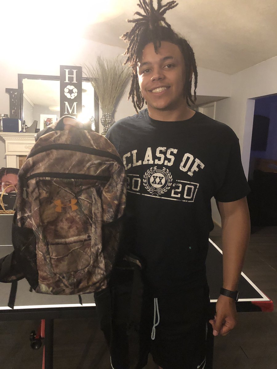 HeatherTechFan's tweet photo. Dear @UnderArmour- When your son is packing to leave for college and packs his @UnderArmour backpack from FIRST GRADE you KNOW you make an amazing product! #quality #zipperswork https://t.co/zgtpCRvkrs