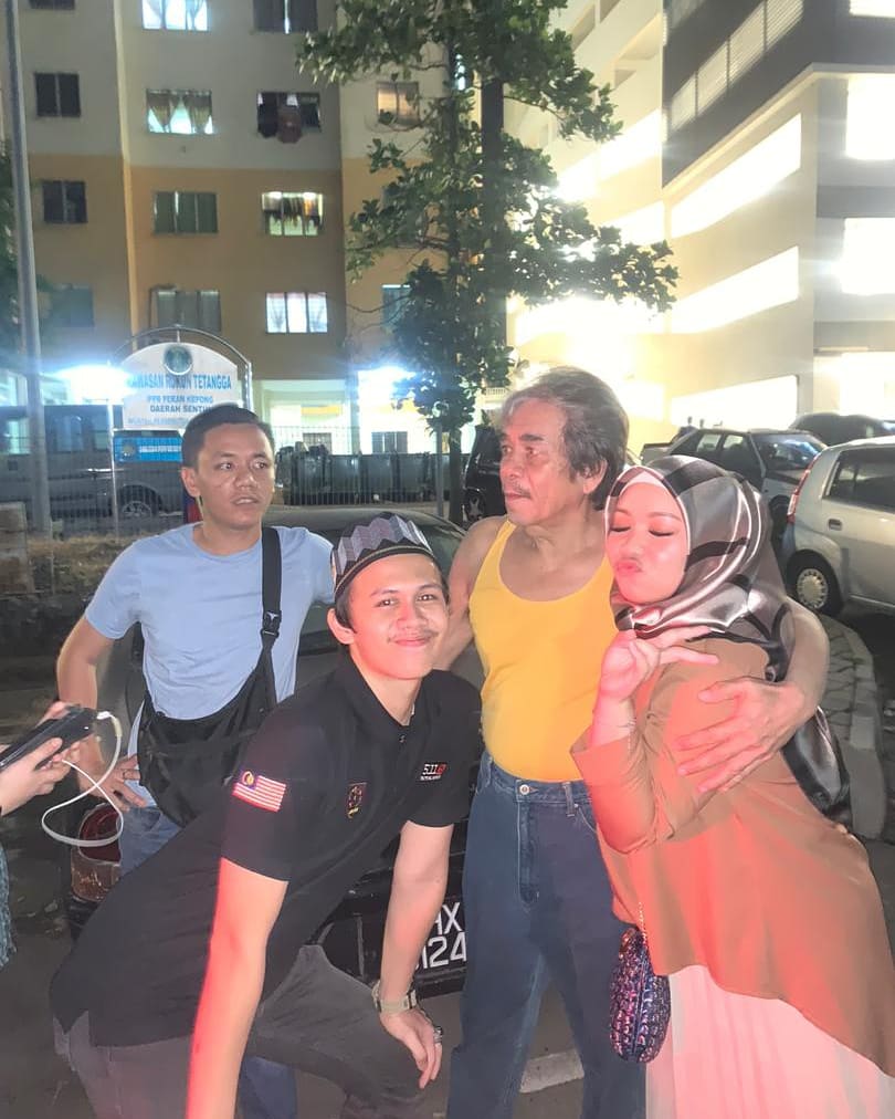 FaraDila05's tweet photo. Sampai disini sahaja cerita tentang pencarian adik beradik kandung saya :) Saya sharekan gambar saya dgn diaorang kecuali adik bongsu sbb belum berjumpa face to face lagi . Terima kasih semua :') https://t.co/5rtYKeq5kM