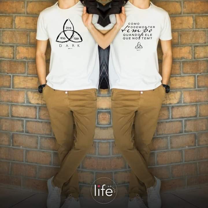 lifeshirts8's tweet photo. Esse post era pra ontem, mas como o tempo é relativo... 🤯
Mais alguém aqui maratonou #Dark?! 🙋♀️🙋♂️
#camisetaspersonalizadas #lifeshirts #camisetasdeseries #DarkNetflix https://t.co/wHHu3kNnBi