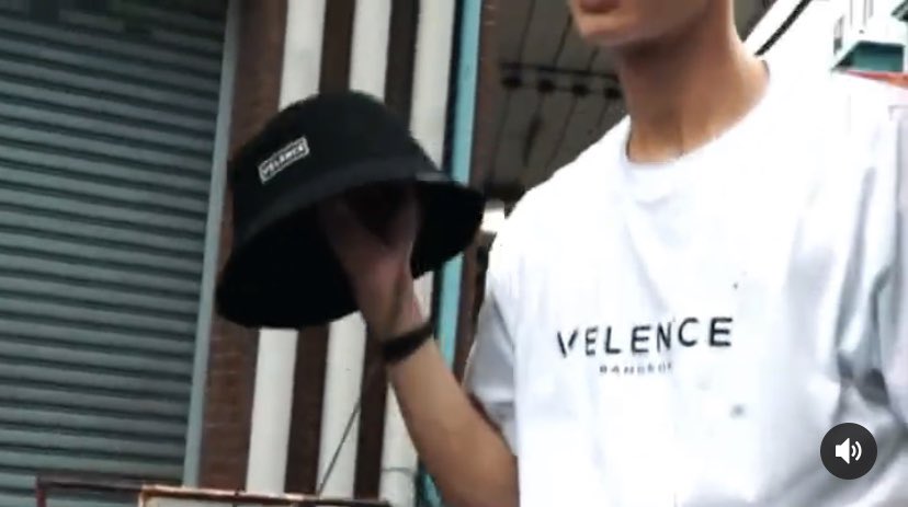 WinmetawinO's tweet photo. เสื้อจ๋า หมวกจ๋า กลับบ้านเรากันนะ 
 ติดตามรายละเอียด ที่

 👉🏻IG : Velence.official👈🏻

#Velence
#winmetawin https://t.co/qpmQgqYm1U