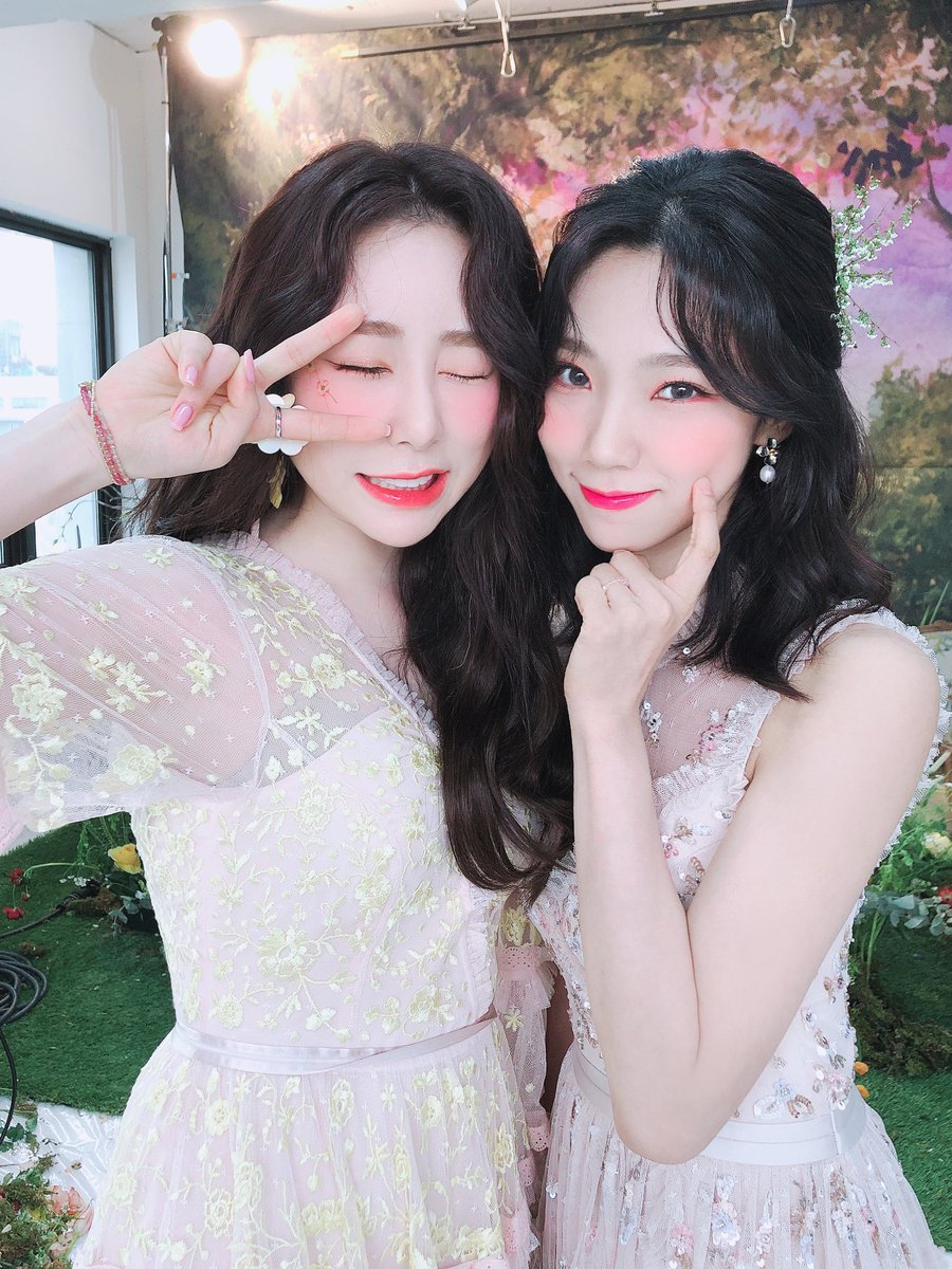wjsn_uzzu_'s tweet photo. [#UZZU]
#우주소녀 언니들의 200628 #SBS #인기가요

#우쭈 는 막방까지도 출석 완료다쭈
#BUTTERFLY 활동 올출이다쭈✌
마지막 출석하고 받은 선물을 공개하겠다쭈🎁

선물 받은 우정들 잠시 후 인기가요 본방사수하자쭈💛🧚‍♀️ https://t.co/UkzdzLCCWH