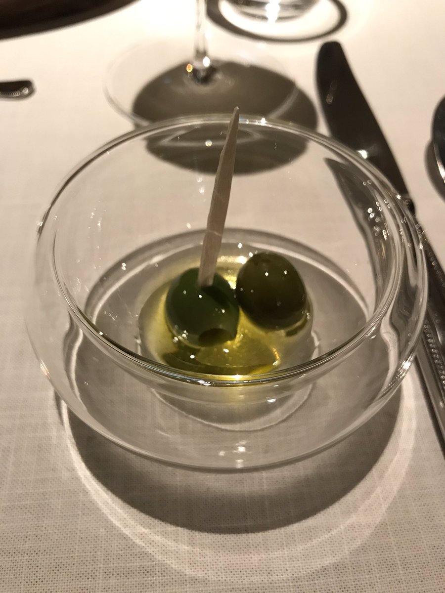食を探求するのりさん 25 アミューズの前 オリーブとグリッシーニ オリーブは少し塩味が強め スナック感覚でサクサクのグリッシーニをオリーブオイルにつけて食べながらアミューズを待ちます