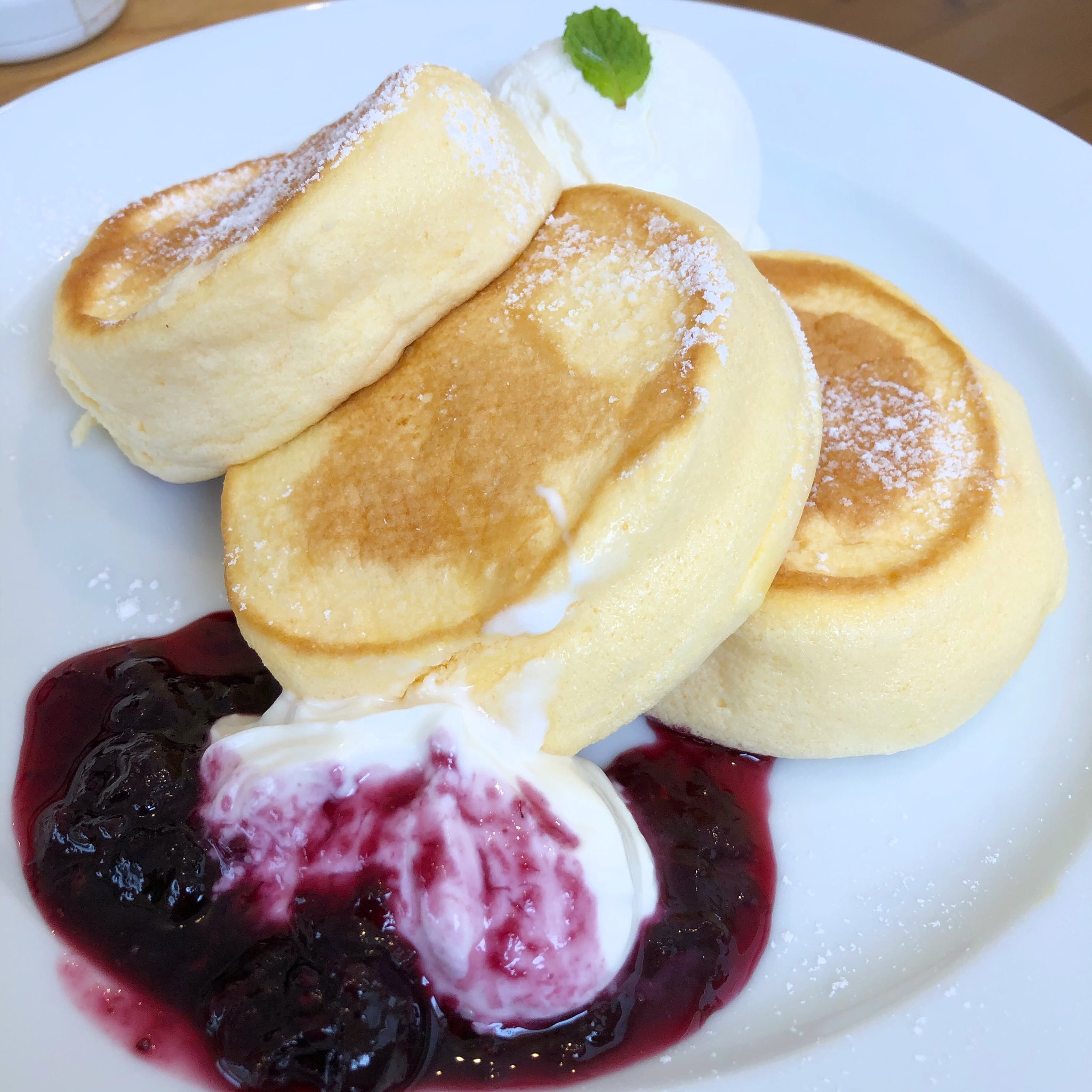 Youグルメ 愛知県豊川市 カフェmoodでパンケーキが現れた ぷるぷるのパンケーキは手強そうだ パンケーキの攻撃 半熟スフレはふわふわ フォーユーに瀕死のダメージ フォーユーは食べるを唱えた 会心の一撃 パンケーキをやっつけたれ 1000円
