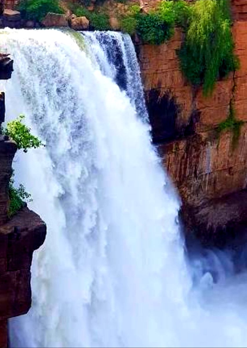 There is a beautiful Waterfall called Gokak Waterfalls resembling Niagara Falls on a smaller scale.During the British rule in India, the Forbes Gokak Spinning Mill (now owned by Gokak Textiles) was set up in 1887 in Gokak Falls.