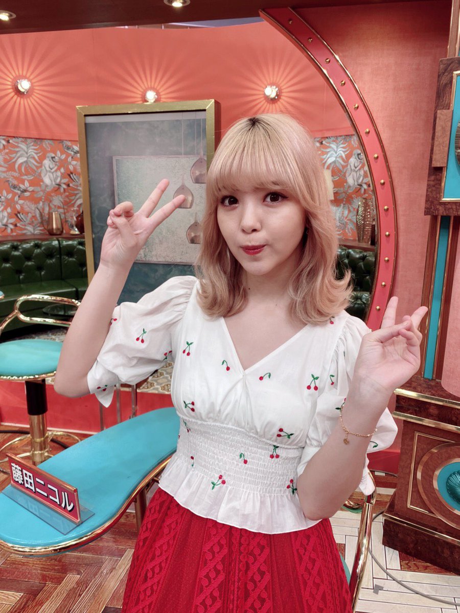 サンデージャポン 公式 9月19日 日 9 54 O A در توییتر 今週もご覧いただきありがとうございました スタジオ出演ありがとうございました 生放送直後の 藤田ニコル さんを激写 来週もぜひご覧ください 場面で 大人のにこるんビーム サンジャポ