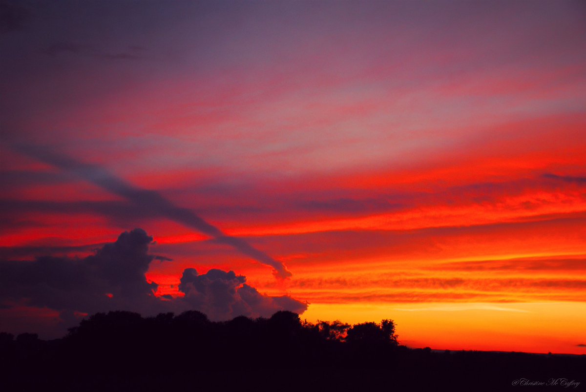 ceemcee1111's tweet photo. I Love Ending the Day Watching the Sky Change❤️ Tonight’s  Sunset, Easton, Pennsylvania☀️❤️ #ThePhotoHour #StormHour #SaturdayNight #NaturePhotography #sunset #LehighValley #alwayslookingup https://t.co/Z25gCYJ1wg