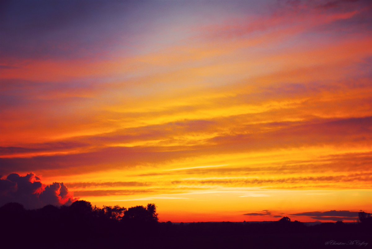 ceemcee1111's tweet photo. I Love Ending the Day Watching the Sky Change❤️ Tonight’s  Sunset, Easton, Pennsylvania☀️❤️ #ThePhotoHour #StormHour #SaturdayNight #NaturePhotography #sunset #LehighValley #alwayslookingup https://t.co/Z25gCYJ1wg