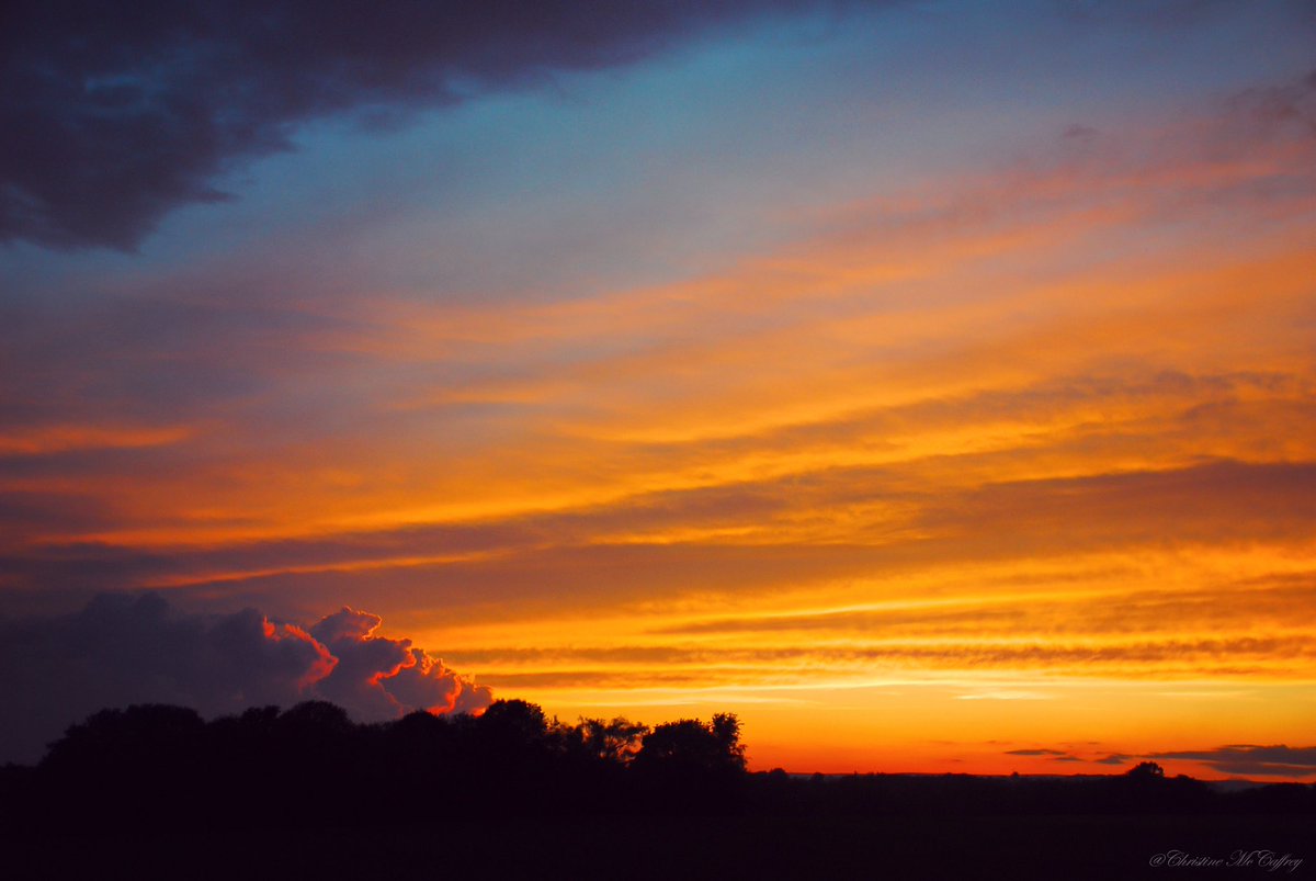ceemcee1111's tweet photo. I Love Ending the Day Watching the Sky Change❤️ Tonight’s  Sunset, Easton, Pennsylvania☀️❤️ #ThePhotoHour #StormHour #SaturdayNight #NaturePhotography #sunset #LehighValley #alwayslookingup https://t.co/Z25gCYJ1wg