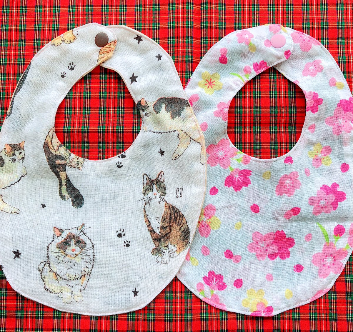 Naomi 2y1m 6m 新しくリバーシブルスタイ2枚完成 猫さんの方は裏はオーガニックコットンガーゼ 桜は裏表とも百均の手ぬぐい 今までのスタイも 型紙取り用に買った1枚以外は全て私が縫ったもの 次は誕生日のリュックと 布おむつ Naomi 2y1m 6m 新しくリバーシブルスタイ2枚完成 猫さんの方は裏はオーガニックコットンガーゼ 桜は裏表とも百均の手ぬぐい 今までのスタイも 型紙取り用に買った1枚以外は全て私が縫ったもの 次は誕生日のリュックと 布おむつ