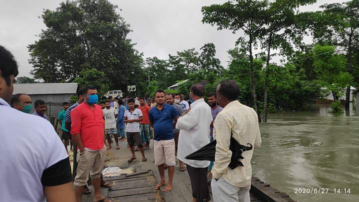 aamsuofficial's tweet photo. কেইবাদিন‌ ধৰি হৈ থকা নেৰানেপেৰা বৰষুণৰ ফলত বিভিন্ন নদীৰ বাঢ়নী পানীয়ে প্লাবিত কৰা #বঙাইগাঁও জিলাৰ বিভিন্ন স্থানত আমছুৰ সভাপতি @rejaulkarim61 ডাঙৰীয়া উপস্থিত হৈ ৰাইজৰ অৱস্থাৰ বুজ লোৱাৰ লগতে বানত অসহায় হৈ পৰা ৰাইজক সহায়-সহযোগ কৰিবলৈ জিলা প্ৰশাসনক আহবান জনায়। https://t.co/0zxO9SGJjM