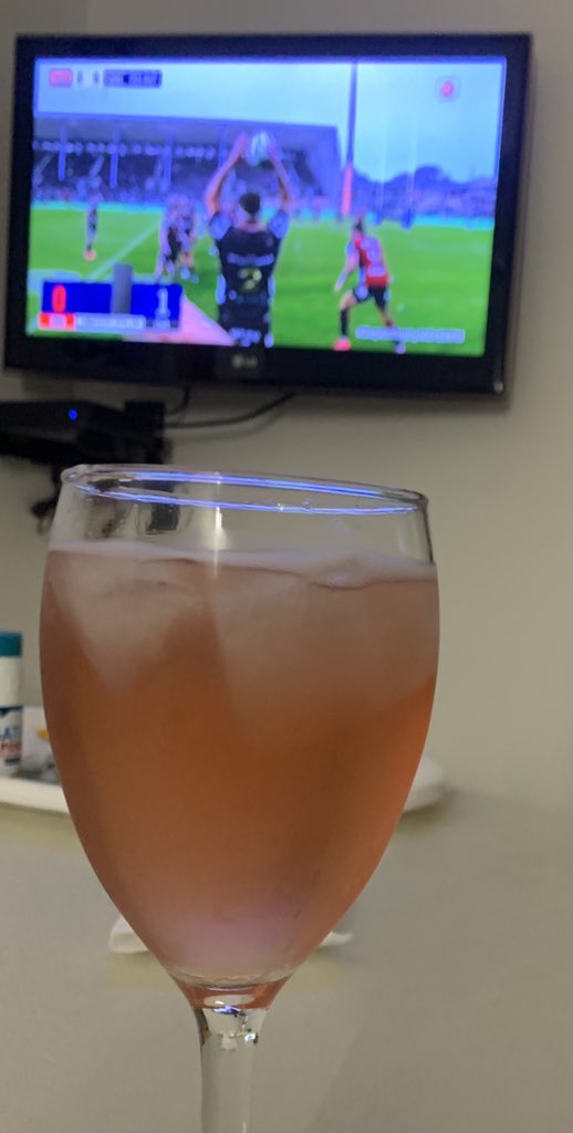 excelente Champagne Rose  to enjoy a very good rugby from Acassuso - Argentina #SuperRugbyNZxESPN