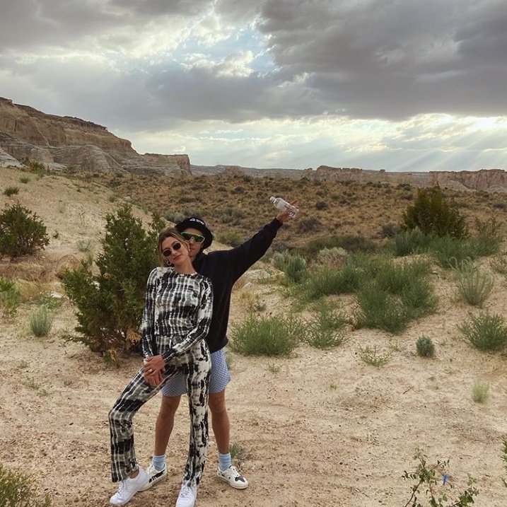 flatlineuhl's tweet photo. JUSTIN AND HAILEY BIEBER. THATS THE TWEET. https://t.co/vgGGfLBe0T