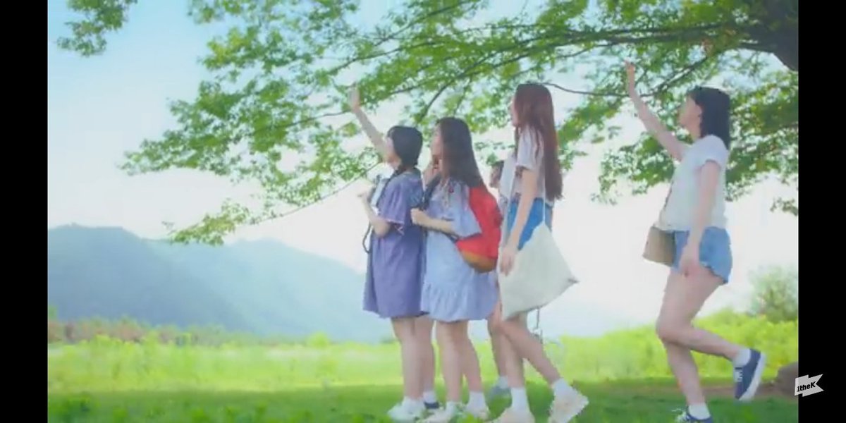 KhyeonbinN's tweet photo. The Butterfly appeared and the girls were trying to reach it but end up saying goodbye 🦋

#GFRIEND_ButterfyEffect
@GFRDofficial https://t.co/xZ2MbqZv8x