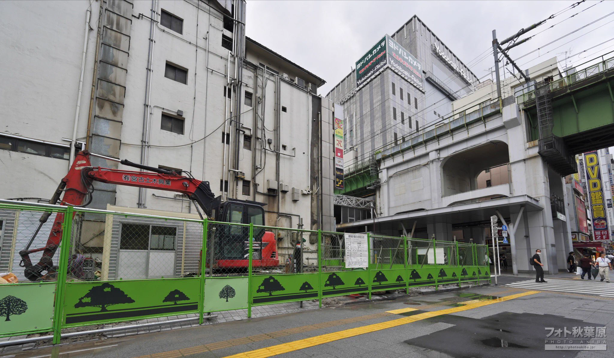マクドナルド秋葉原昭和通り店の跡地に？ドラクエみたいな階段が出現するwww