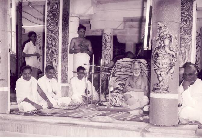 Remembering former PM PV Narasimha Rao garu on his 99th Birth Anniversary!Seen here is PVNR with Kanchi Shankaracharya , in Vijayawada. Dr  @Swamy39  @rameshnswamy Source :  https://vandeguruparamparaam.wordpress.com/2017/06/27/pm-shri-narasimha-rao-in-pictures-with-kanchi-shankaracharyas/amp/(1/n)
