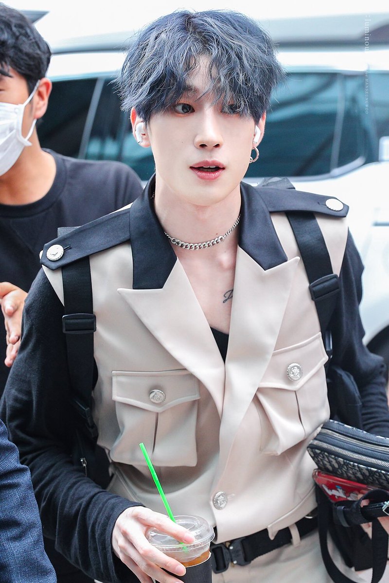 5. seungwoo handsome for music bank mayday performance