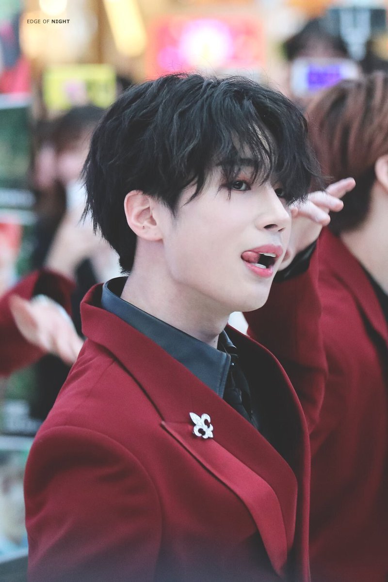 6. seungwoo handsome during their goyang starfield busking