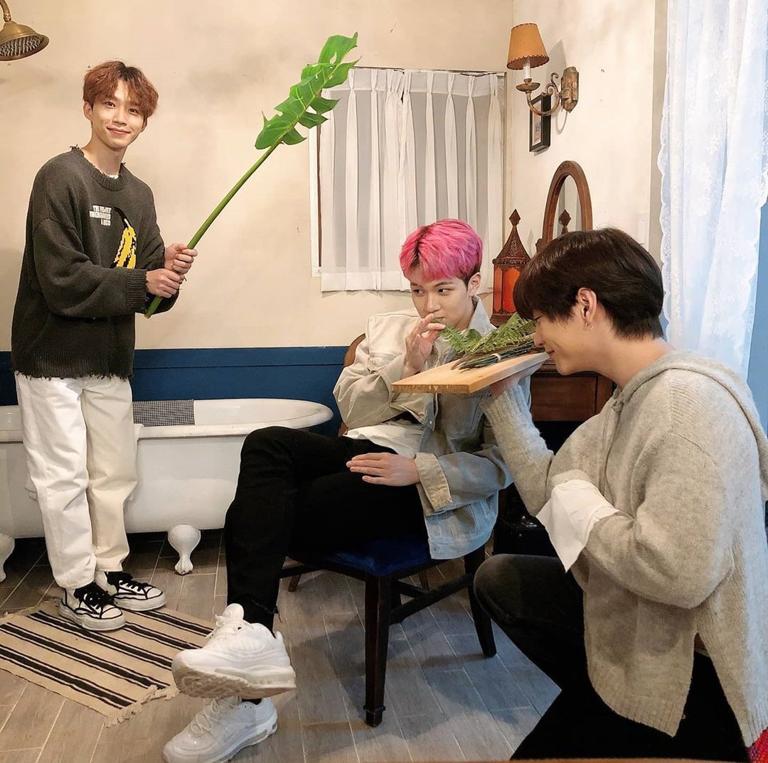 roxanity1O1's tweet photo. Yoo Hweseung IG Update 06.28.20
Sunday is paradise~
.
.
.
#엔플라잉 #유회승 #김재현 #서동성 #차훈 #이승협 #IntheGallery #ThereIsSomethingLikeThis #Hahaha https://t.co/80BGVQRlGL