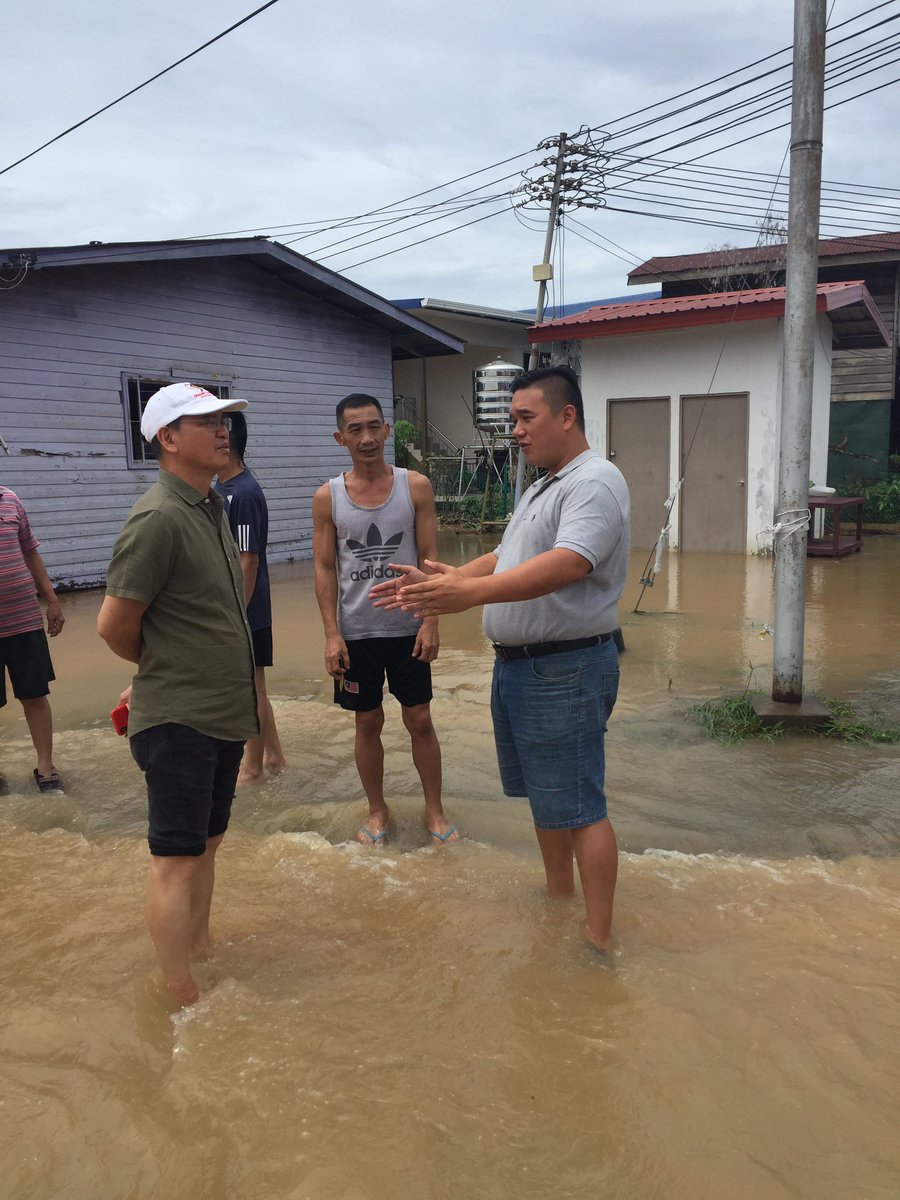 UPenampang's tweet photo. Lawatan kadar segera oleh Timbalan Ketua Menteri Sabah,DSP Wilfred M. Tangau bersama Team UPKO Penampang ke Kawasan Penampang. Bilik Gerakan Banjir Penampang telah dibuka di Pusat Kebudayaan Sabah,Penampang. Talian terus 088-726 054.

#Prograsif
#Staysafe https://t.co/mvjJD79ssP