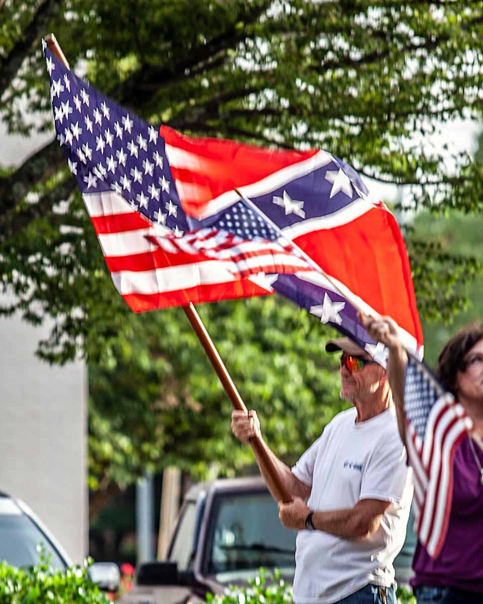 tamrock74's tweet image. This flag is seriously confused and so am I at this point. #Flagproblems #ConfederateFlag #AmericanFlag #confused #ClevelandTn