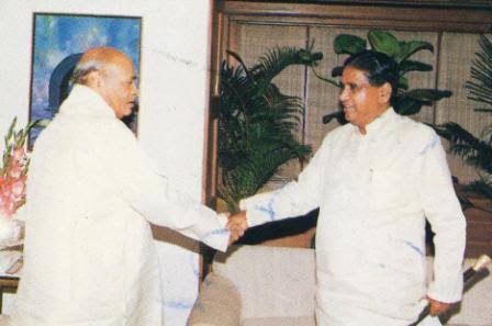 Seen here is PVNR garu with NT Rama Rao.Second picture is with former CM of AP, Dr Marri Chenna Reddy garu.CC  @AdithyaMarri (2/n)