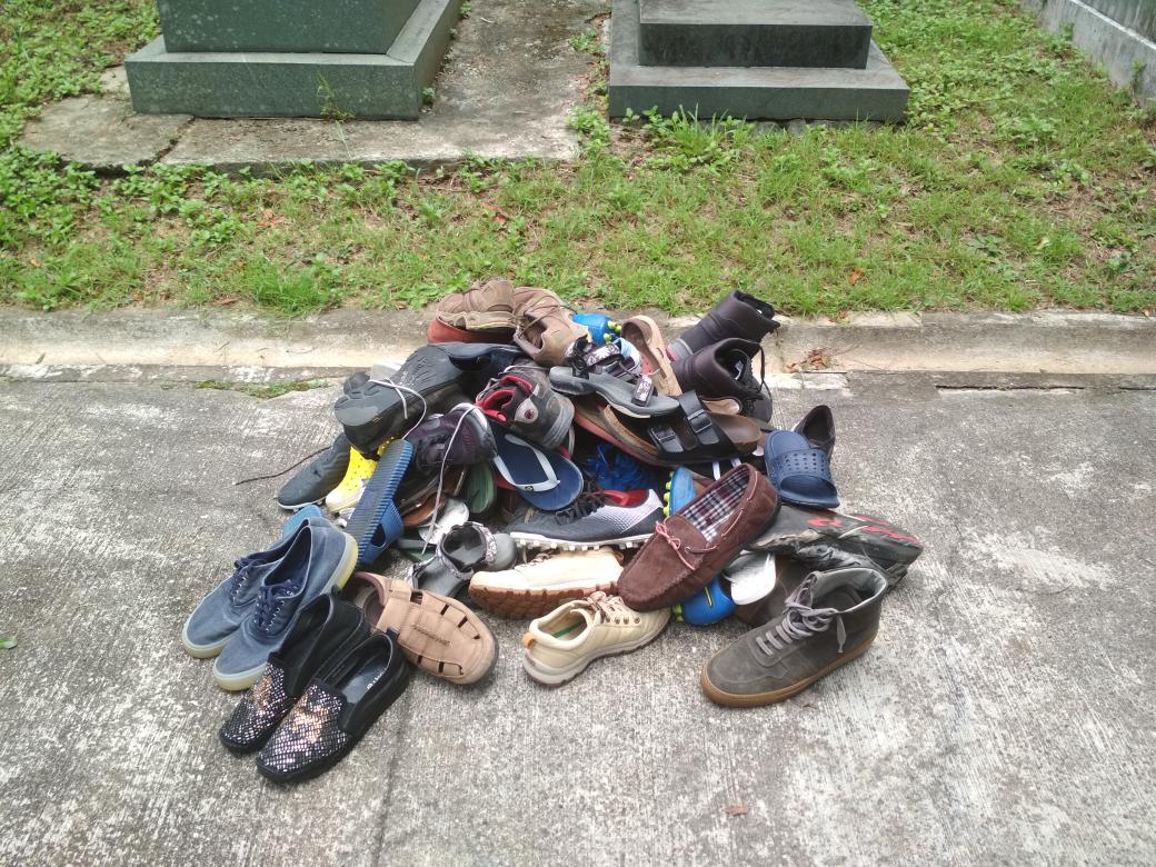 <a href="/XRHongKong/">香港反抗滅絕 (Extinction Rebellion HK)</a> highlights air pollution in #HongKong that kills 35 people a week. The action was staged at the Happy valley cemetery! #AirPollutionKills