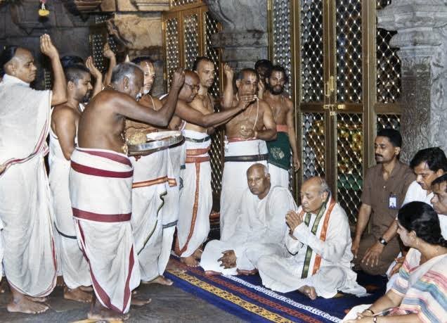 PVNR garu was a staunch Hindu and a master of languages!Here's him visiting Tirumala Tirupati Devasthanam (when late Shri PVRK Prasad garu was the EO, TTD, who's another great bhakta of Lord Balaji)(4/n)
