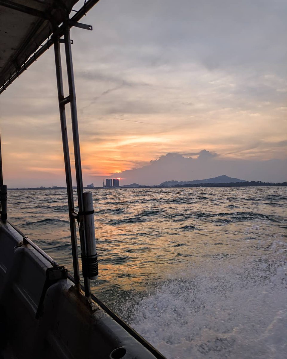 Jika masalah sebesar kapal,
ingatlah rahmat Allah sebesar lautan.