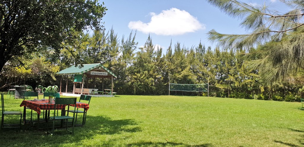 How do you do Maasai Mara on a budget? You leave Nairobi early and get to Osim Country Lodge just outside Narok Towm. They have rooms from 1500/~ (single) to 3,500 for a double incl breakfast.