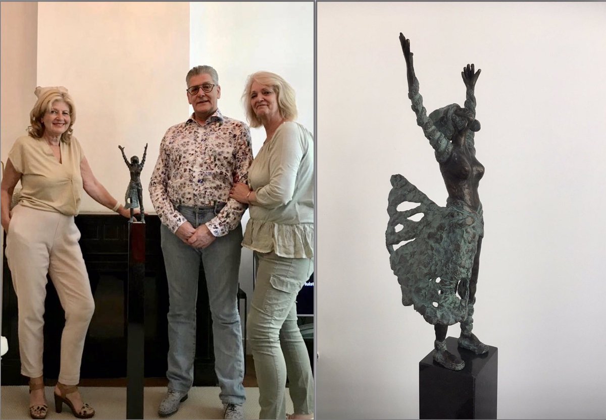 pardoesj's tweet photo. Gisteren konden Joanne en Chris eindelijk hun beeld ophalen. Victoria krijgt een mooie plek in hun huis. https://t.co/EOOQB706UT https://t.co/h7RKfwcHff