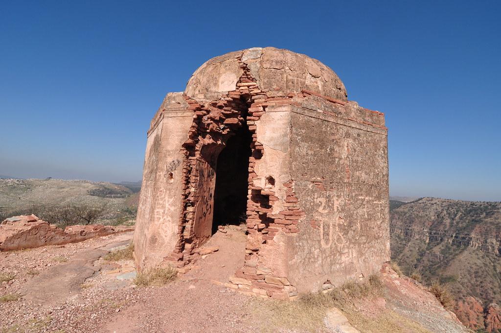 Kusak Fort, ChakwalBuilt in 11th Century by the Janjua chieftain, Raja Jodh it overlooks the Kahoon Valley.The fort saw many battles by invaders who wanted to subdue the region, from Firoz Shah Khilji in 1290 to Ranjit Singh in 1810.