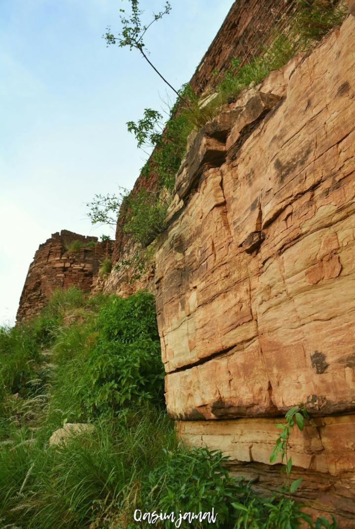 Kusak Fort, ChakwalBuilt in 11th Century by the Janjua chieftain, Raja Jodh it overlooks the Kahoon Valley.The fort saw many battles by invaders who wanted to subdue the region, from Firoz Shah Khilji in 1290 to Ranjit Singh in 1810.