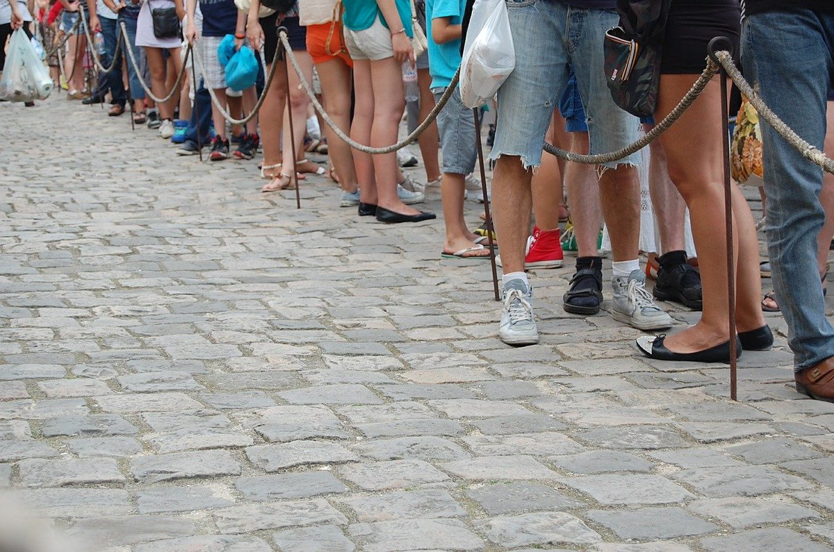 Hands up if you're sick of queuing to get into a supermarket? Well, here's a trade secret, if you visit us after 2pm we're usually quiet and so you can walk straight in. But, ssshhhh don't tell everyone ok? #shoplocal #freshisbest