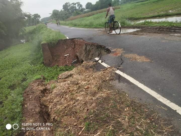NitishKumarDbg's tweet photo. बिहार में एक रात की बारिश में सड़कों का हाल देखिये। 15 साल का विकास दिखा की नहीं। 
#नीतीश_भगाओ_बिहार_बचाओ
#सुशासन_तैर_रहा_रहा_है https://t.co/BcSZxFlbk9