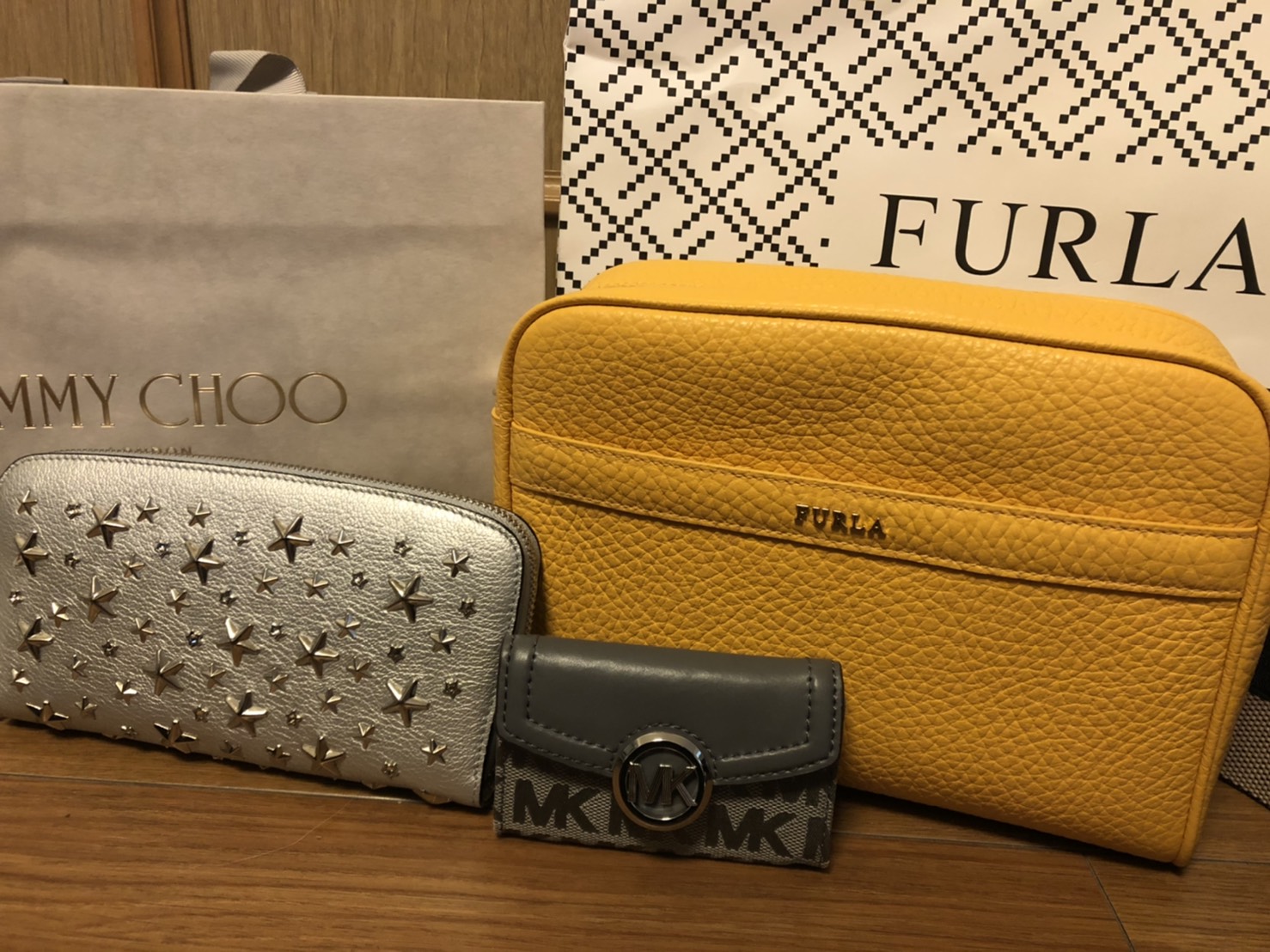 ひら みや 御殿場アウトレット戦利品w Furlaのこのバッグは黒も欲しいくらい気に入りました お財布はずーっと欲しかったjimmy Chooの長財布 スタッズ スワロフスキー付き ついでにキーケースも と思ってmicheal Korsでいいやと ひら みや 御殿場アウトレット戦利品w Furlaのこのバッグは黒も欲しいくらい気に入りました お財布はずーっと欲しかったjimmy Chooの長財布 スタッズ スワロフスキー付き ついでにキーケースも と思ってmicheal Korsでいいやと